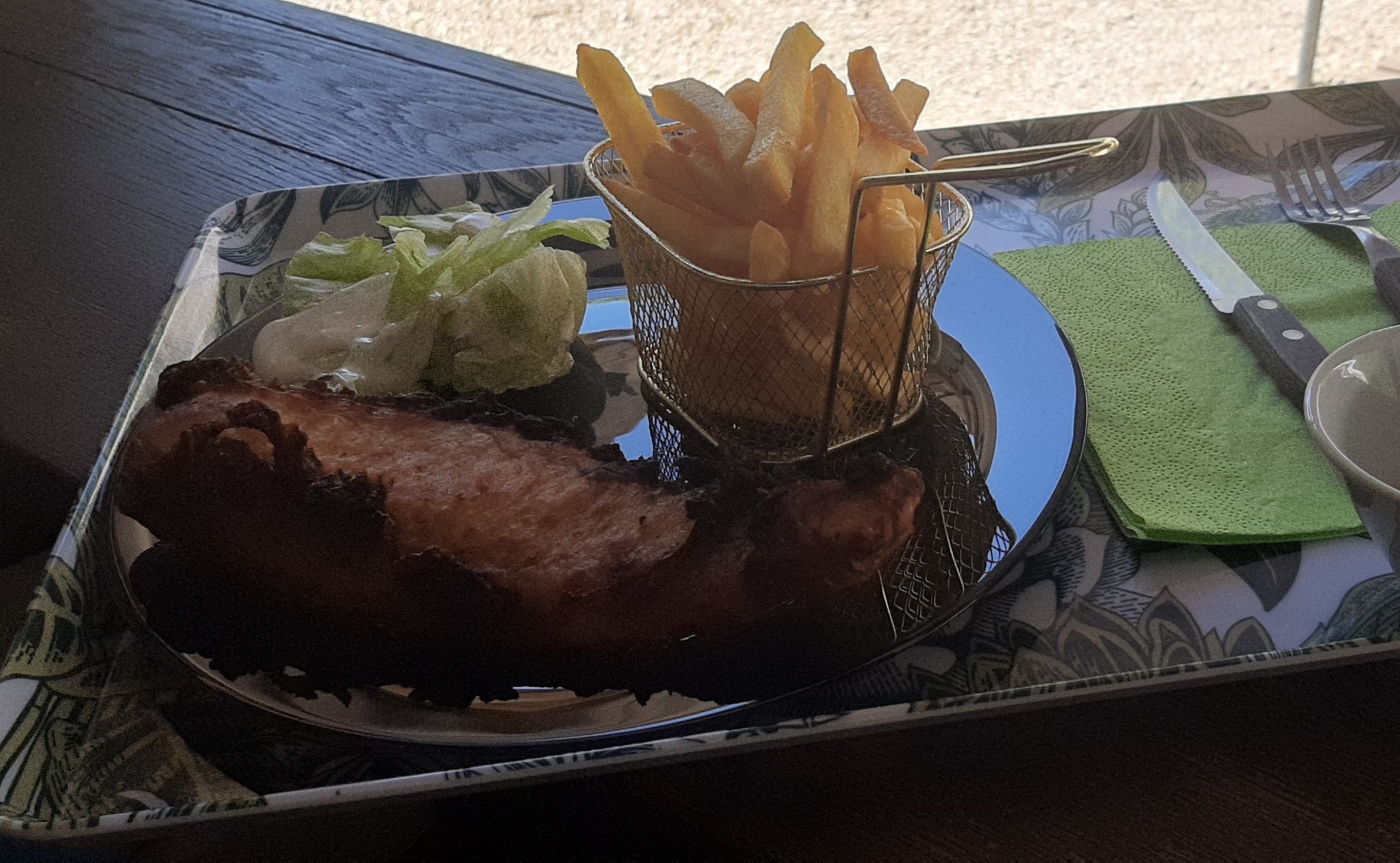 Photo de l'assiette contenant une salade une paniette de frites et un Fish and Chips